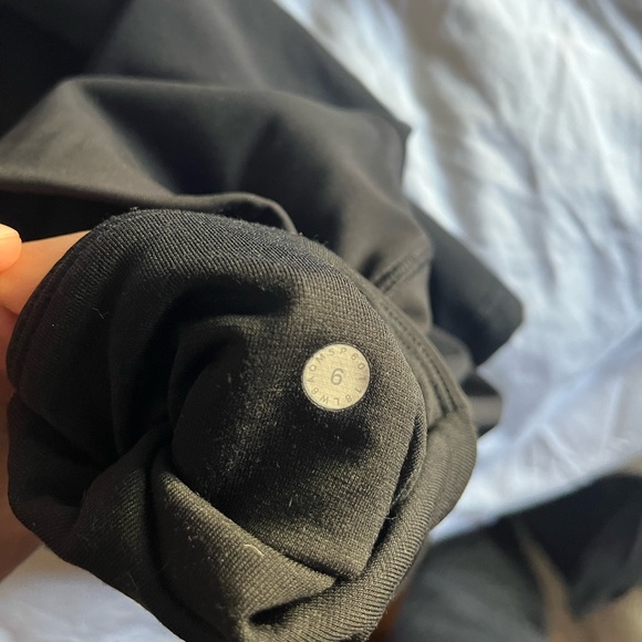 Lululemon Crops size 6 Luxtreme, Mesh 21” inseam - Picture 2 of 4